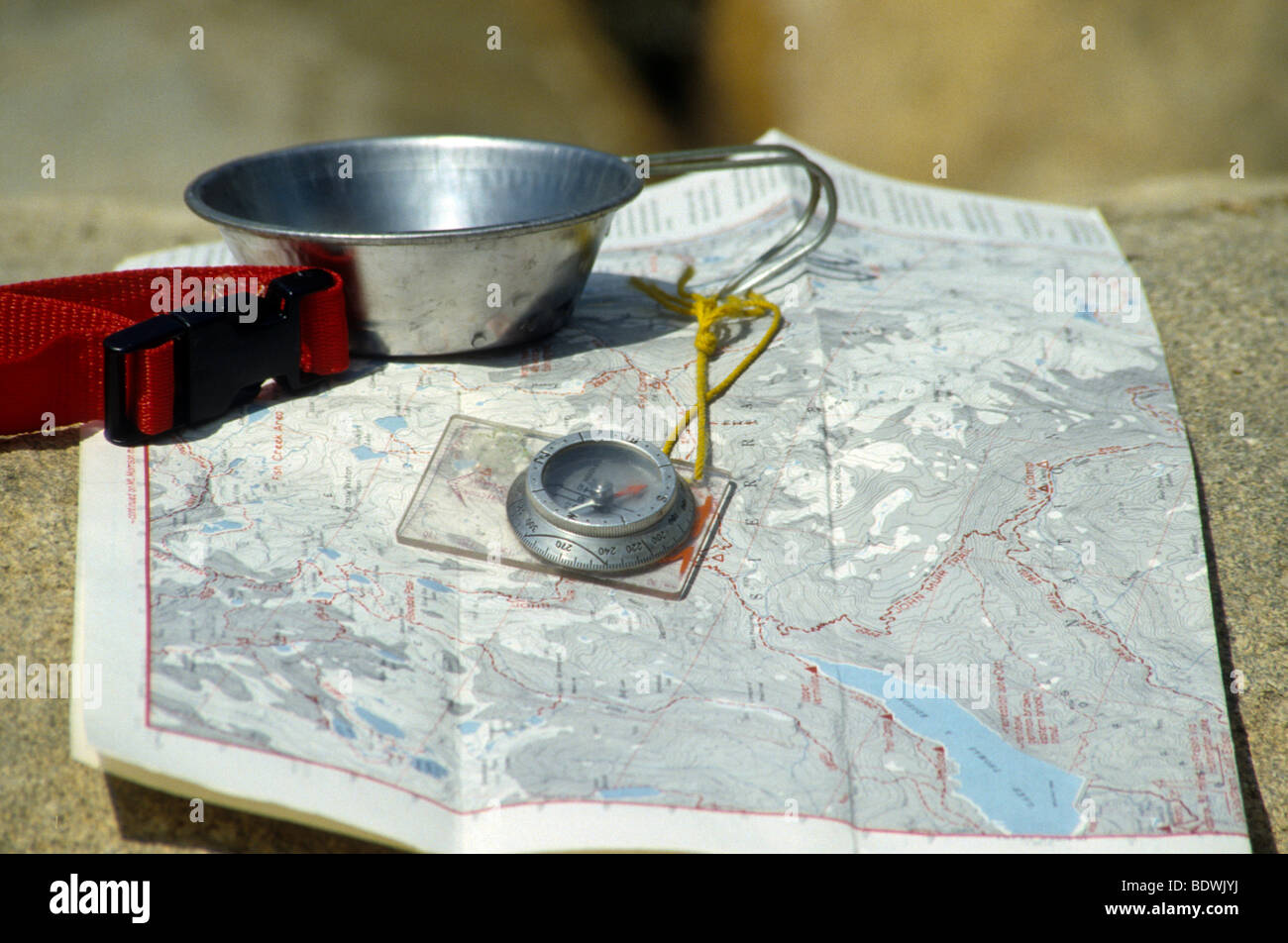 Wandern Sie Versorgung Ausrüstung Versorgung Richtung Trail Punkt OL Sierra Stockfoto