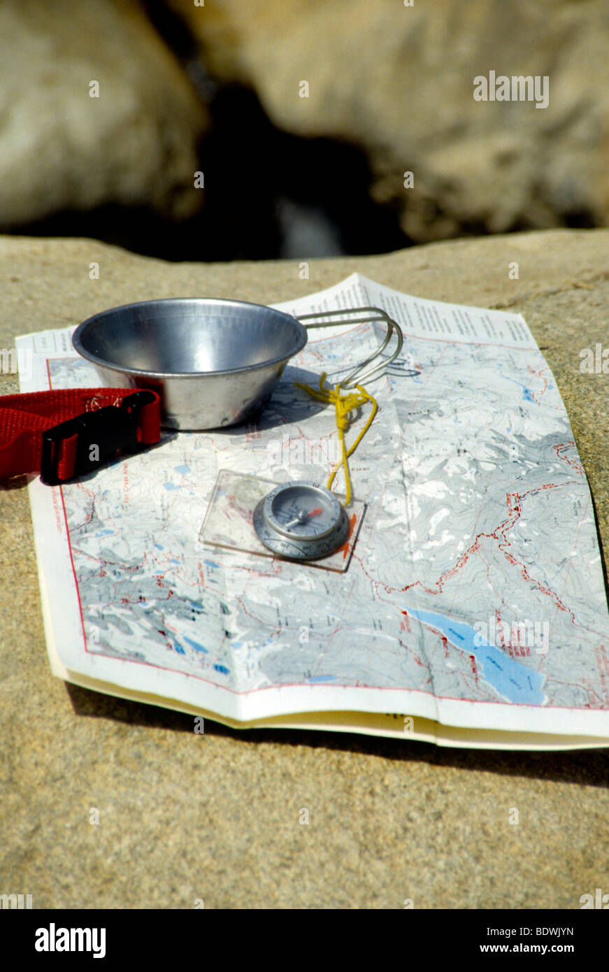 Wandern Sie Versorgung Ausrüstung Versorgung Richtung Trail Punkt OL Sierra Stockfoto
