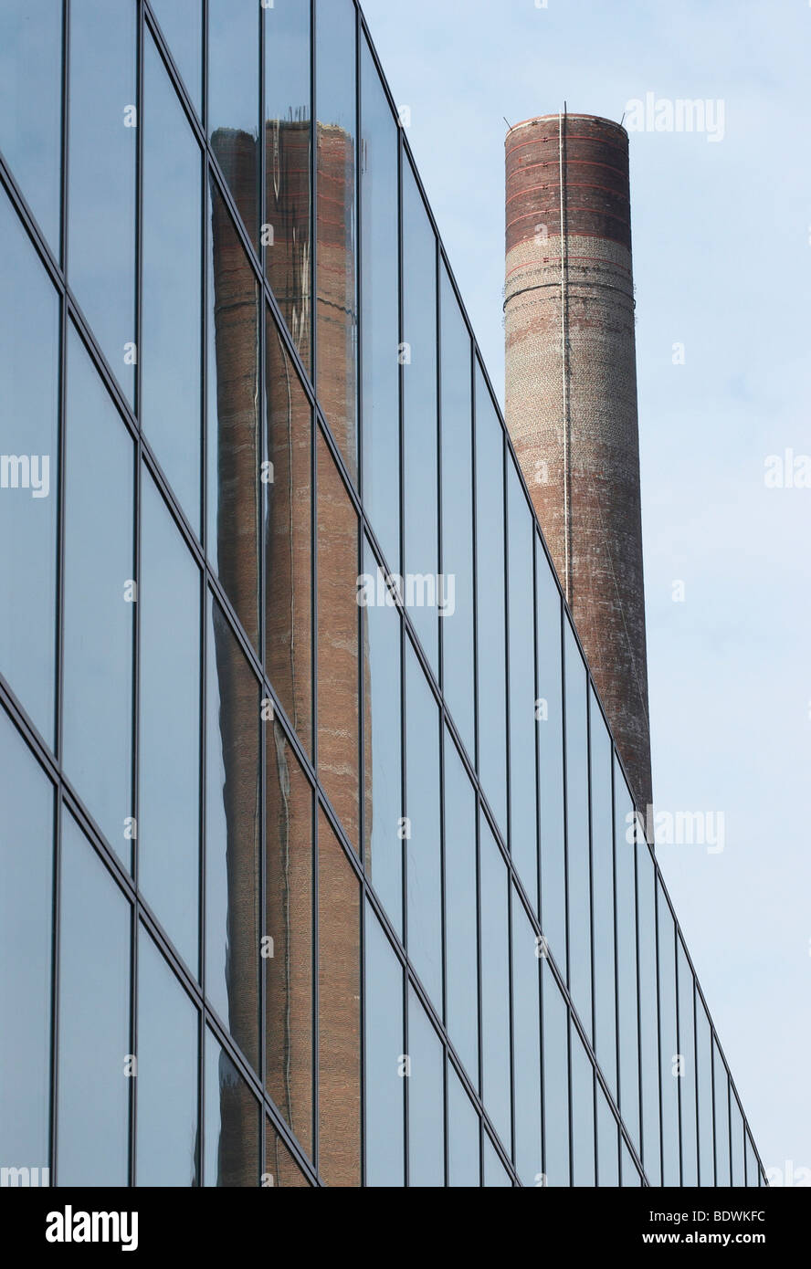 Schornstein und Reflexion in einer Glasfassade, Autostadt Wolfsburg, Autostadt, Niedersachsen, Deutschland, Europa Stockfoto