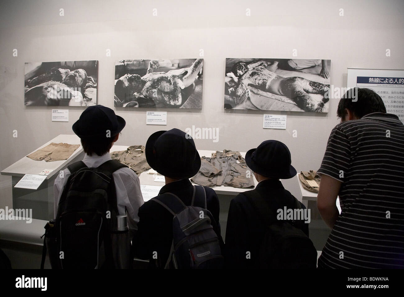 JAPAN das Friedensmuseum Hiroshima. Kinder betrachten von Bildern von den Nachwirkungen der Atombombe. Stockfoto