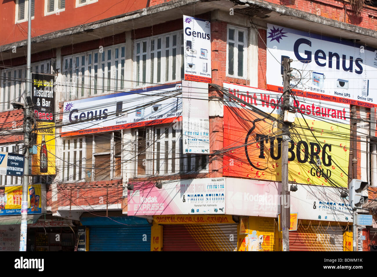 Kathmandu, Nepal. Die Innenstadt von Straßenecke zeigt Elektro- und Telefonleitungen. Gab es ein Masterplan? Stockfoto