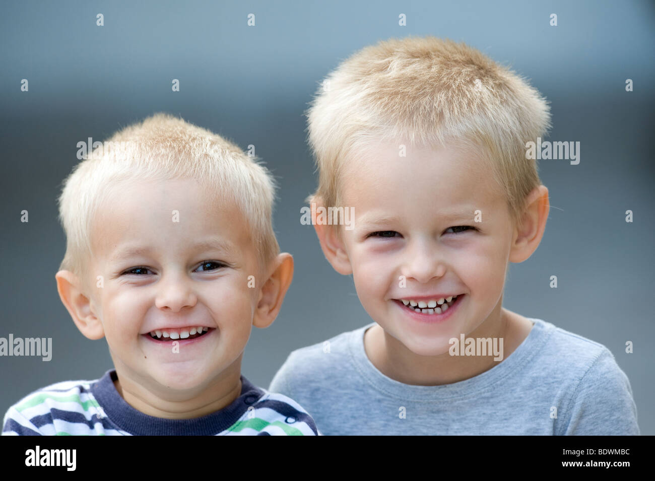 Zwei lächelnde Brüder Stockfoto