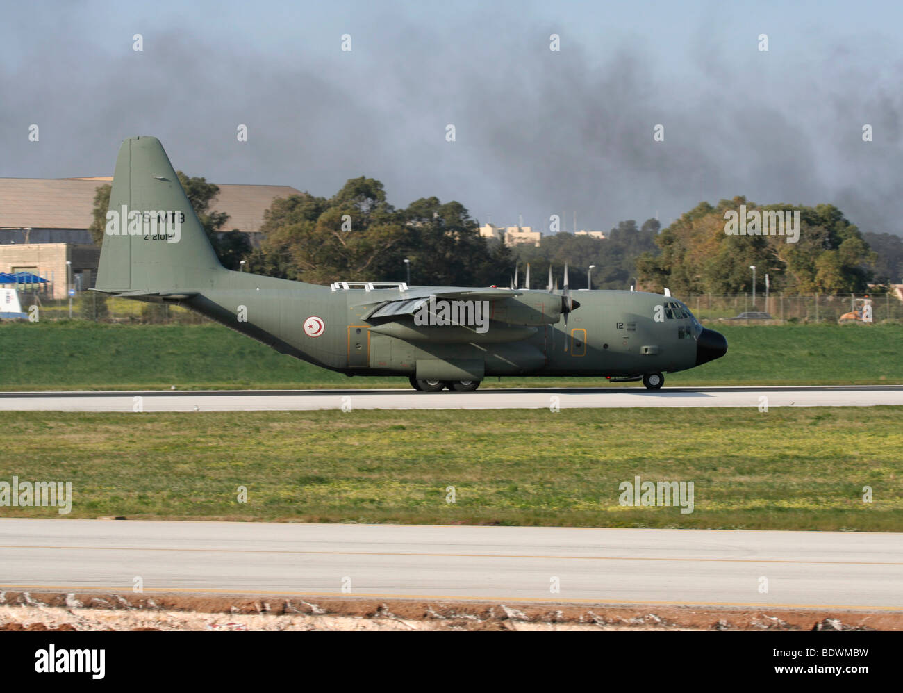 Tunesische Air Force Lockheed C-130 Hercules militärische Transportflugzeug auf der Landebahn nur nach der Landung in Malta Stockfoto