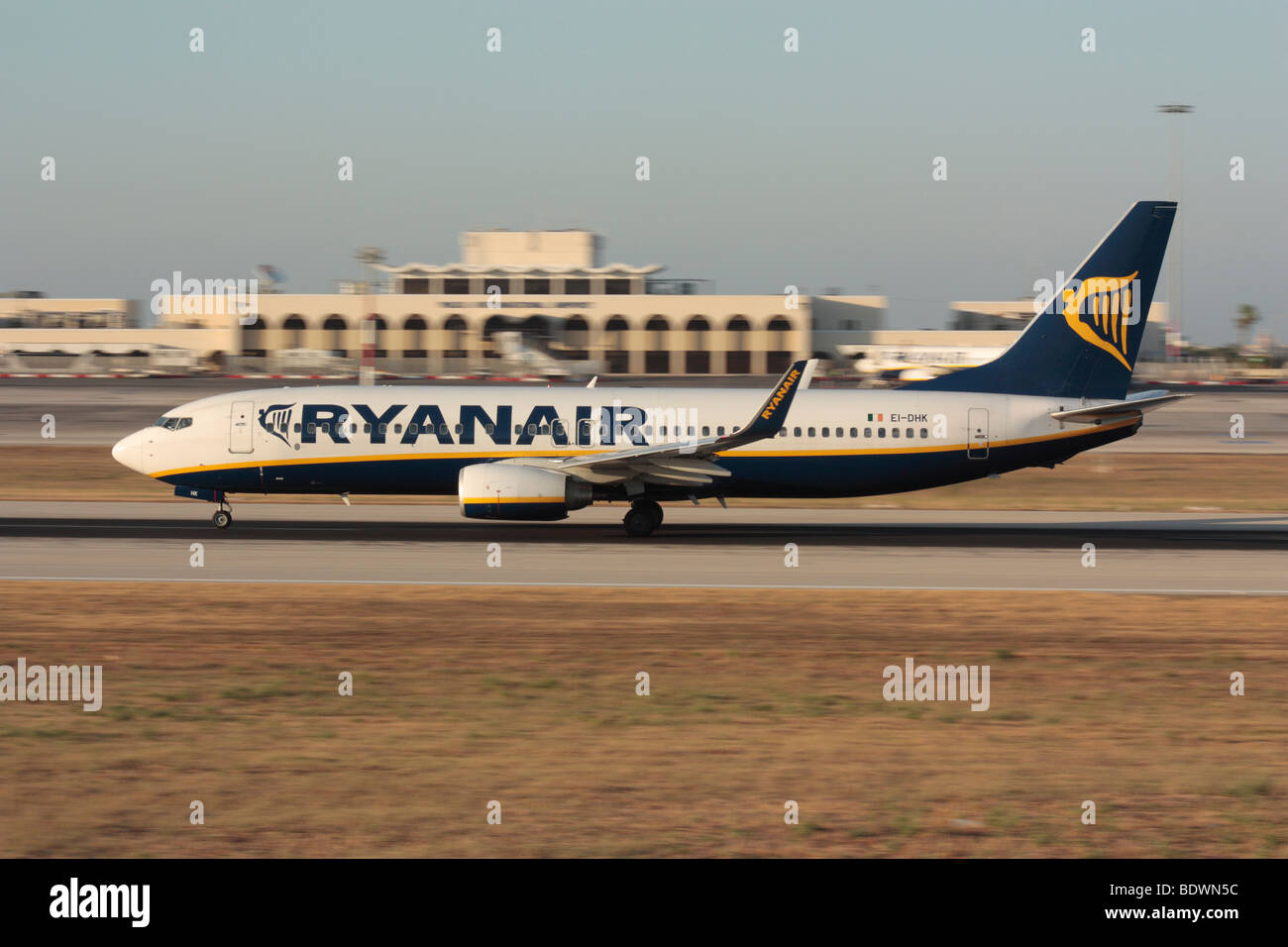 Ryanair Boeing 737-800 Düsenflugzeug in Fahrt während des Starts von Malta. Wirtschaft Flugreisen. Foto geschwenkt für Hintergrund motion blur Effekt. Stockfoto