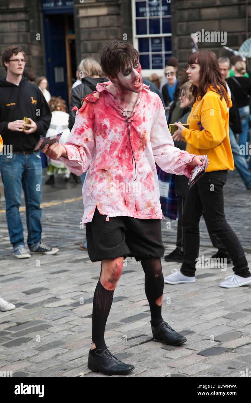 Edinburgh Festival Fringe Schauspieler verkleidet als Zombie austeilen Werbung Flyer auf der Royal Mile Stockfoto