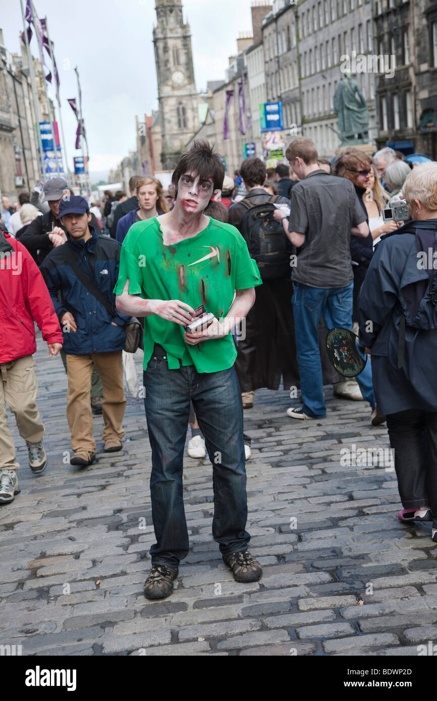Edinburgh Festival Fringe Schauspieler verkleidet als Zombie austeilen Werbung Flyer auf der Royal Mile Stockfoto