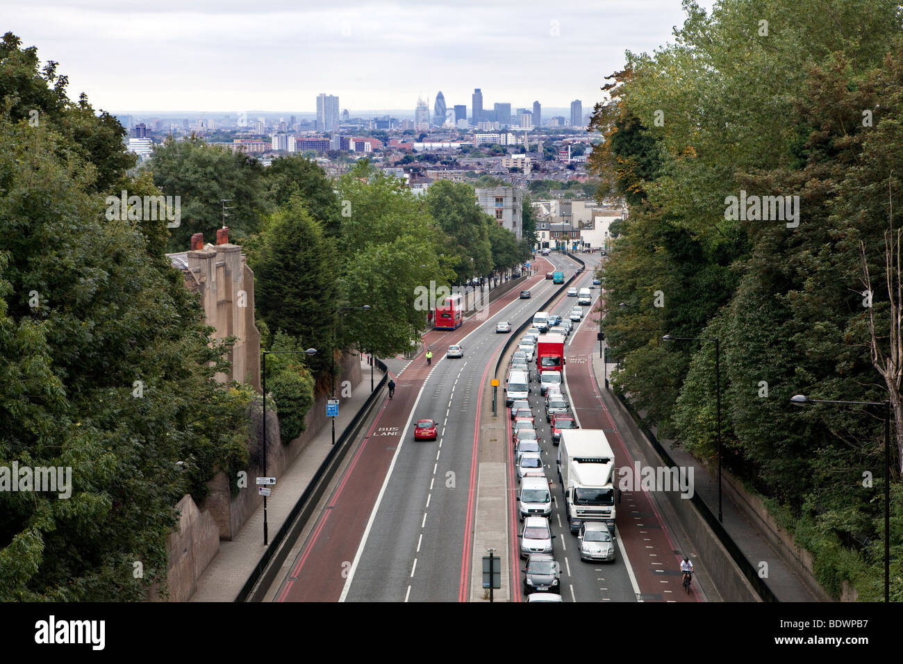 Warteschlangen Verkehr auf Torbogen Road, North London Stockfoto