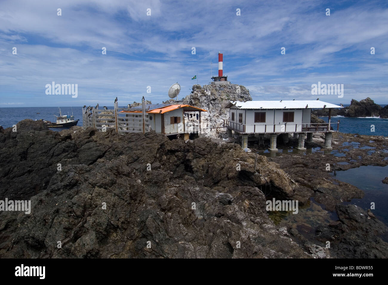 Alte und neue Forschungsstationen und Leuchtturm, St. Peter und Paul Felsen, Brasilien, Atlantik Stockfoto