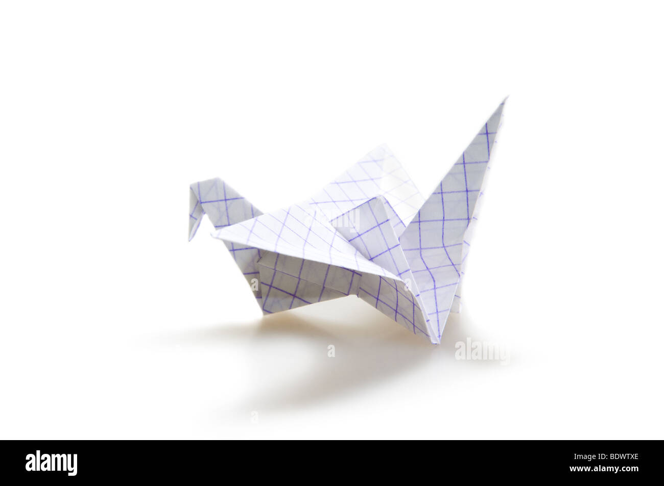 Origami-Kranich isoliert auf weiß Stockfoto