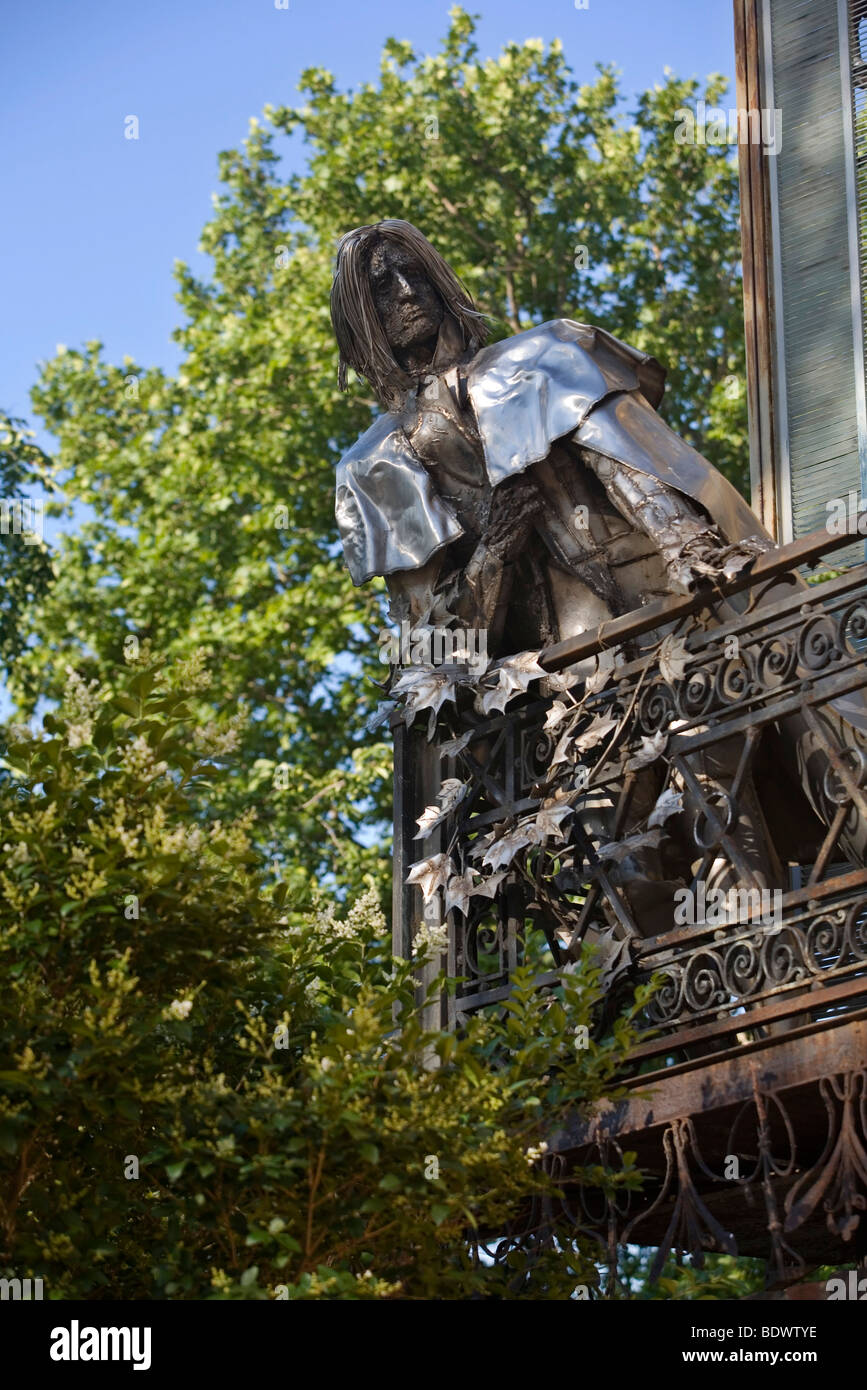 Eine Statue des Komponisten Franz Liszt (Imre Varga 1983) blickt über den Balkon der Bischofspalast, Pecs, Ungarn Stockfoto