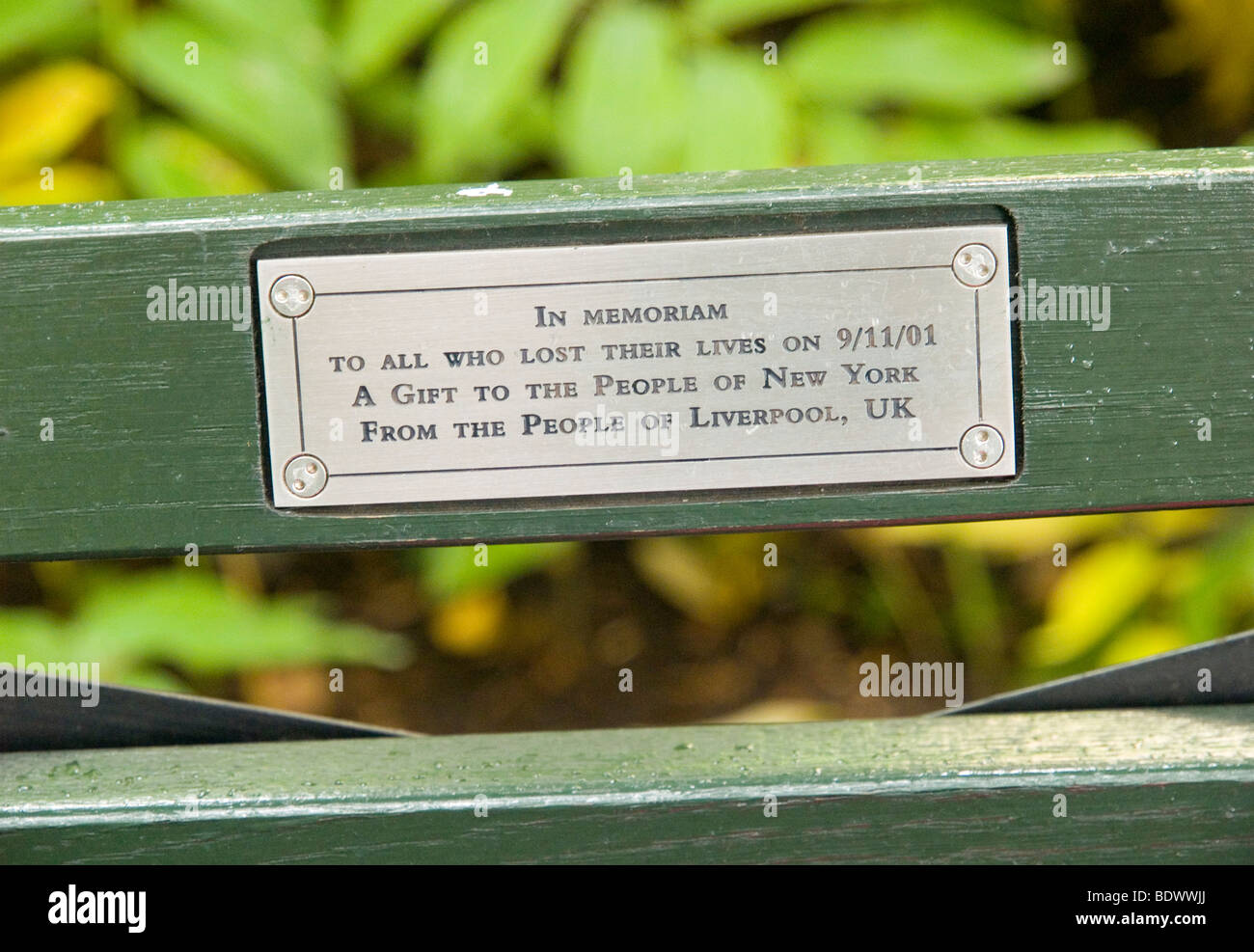 Eine Gedenktafel auf einer Bank am Strawberry Fields im Central Park in New York City, USA Stockfoto