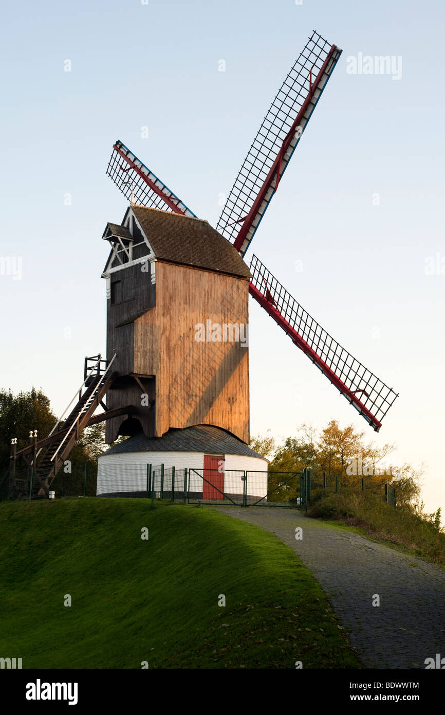 Abends Blick auf 'De Koelewei' Mühle (1765), eine Windmühle in der Nähe der Dampoort in Brügge, Belgien Stockfoto