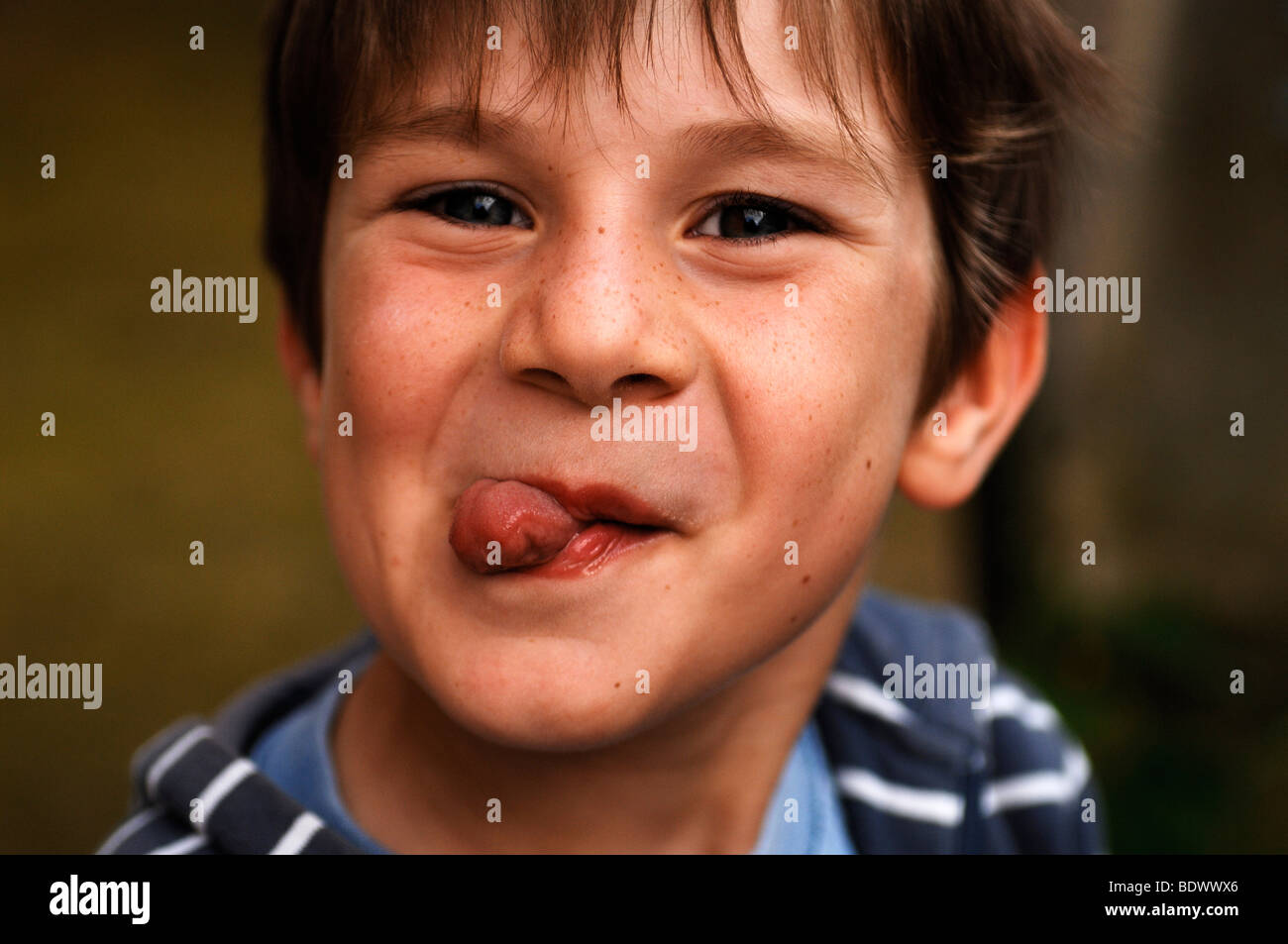 Kleiner Junge Grimassen Stockfoto