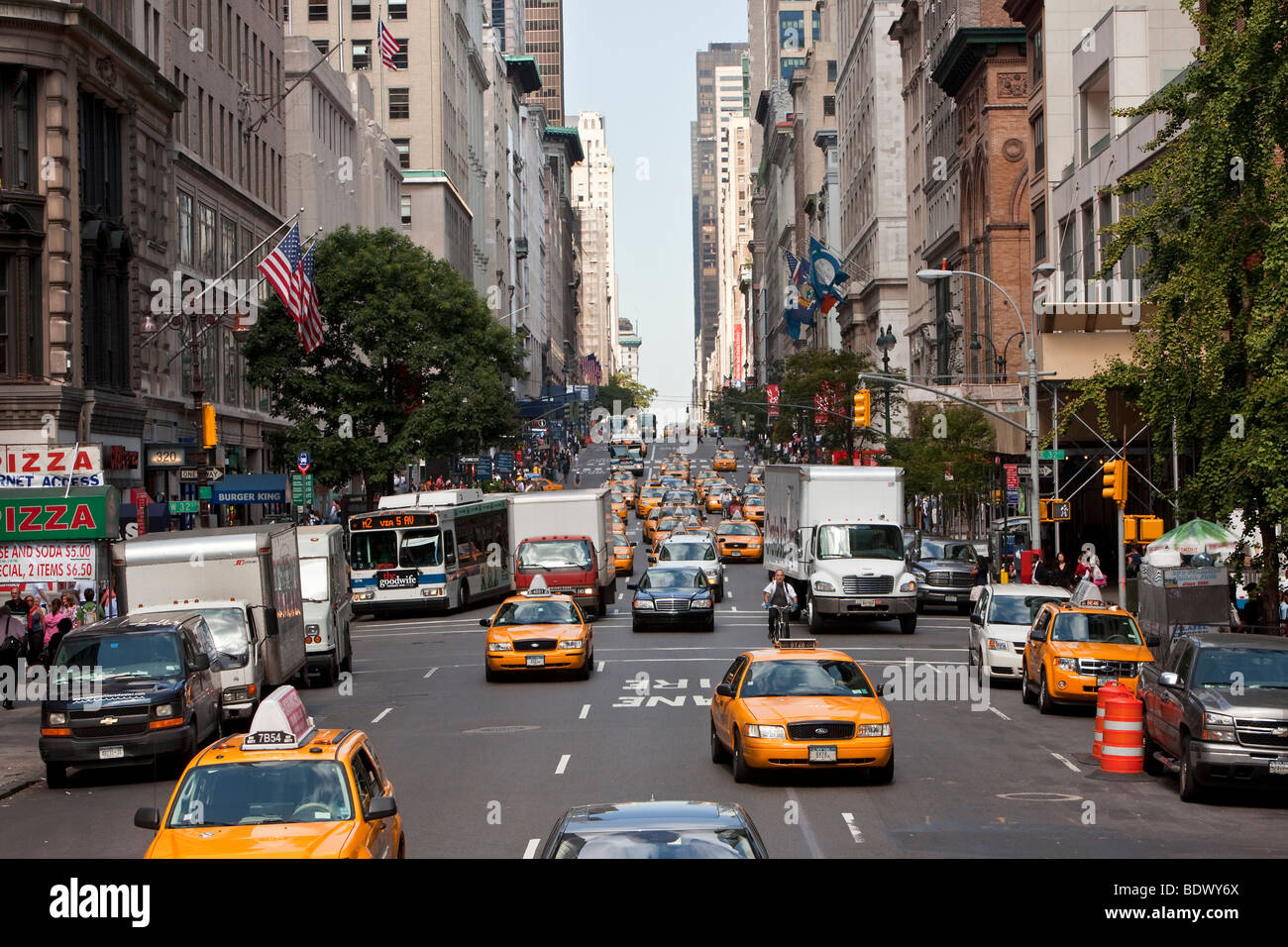 Mittag auf der 5th Avenue - New York City Straßen Stockfoto