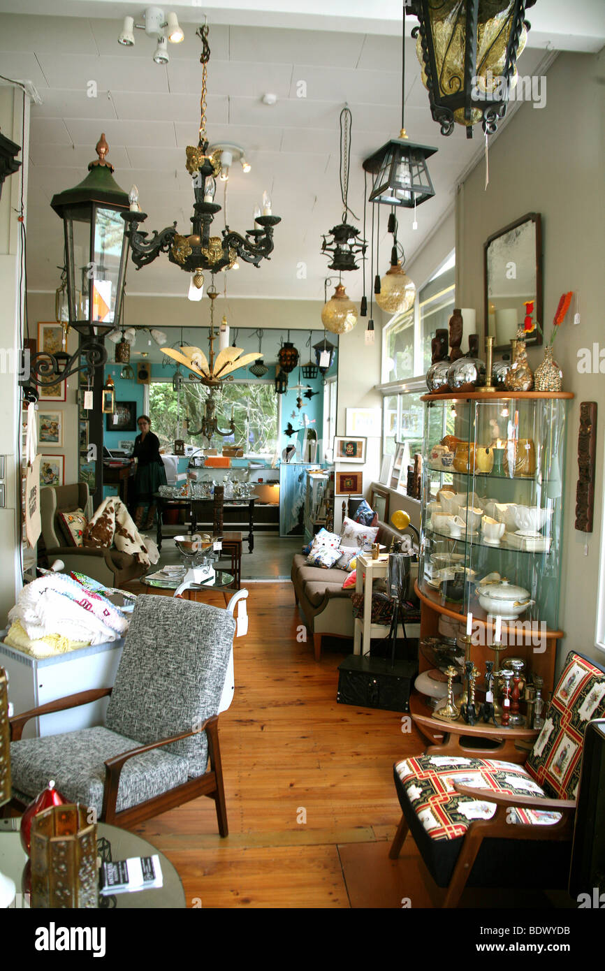 Frau Jones Store in Warkworth Neuseeland hält eine eklektische Auswahl an Antiquitäten, Retro und Kiwiana Objekte. Stockfoto