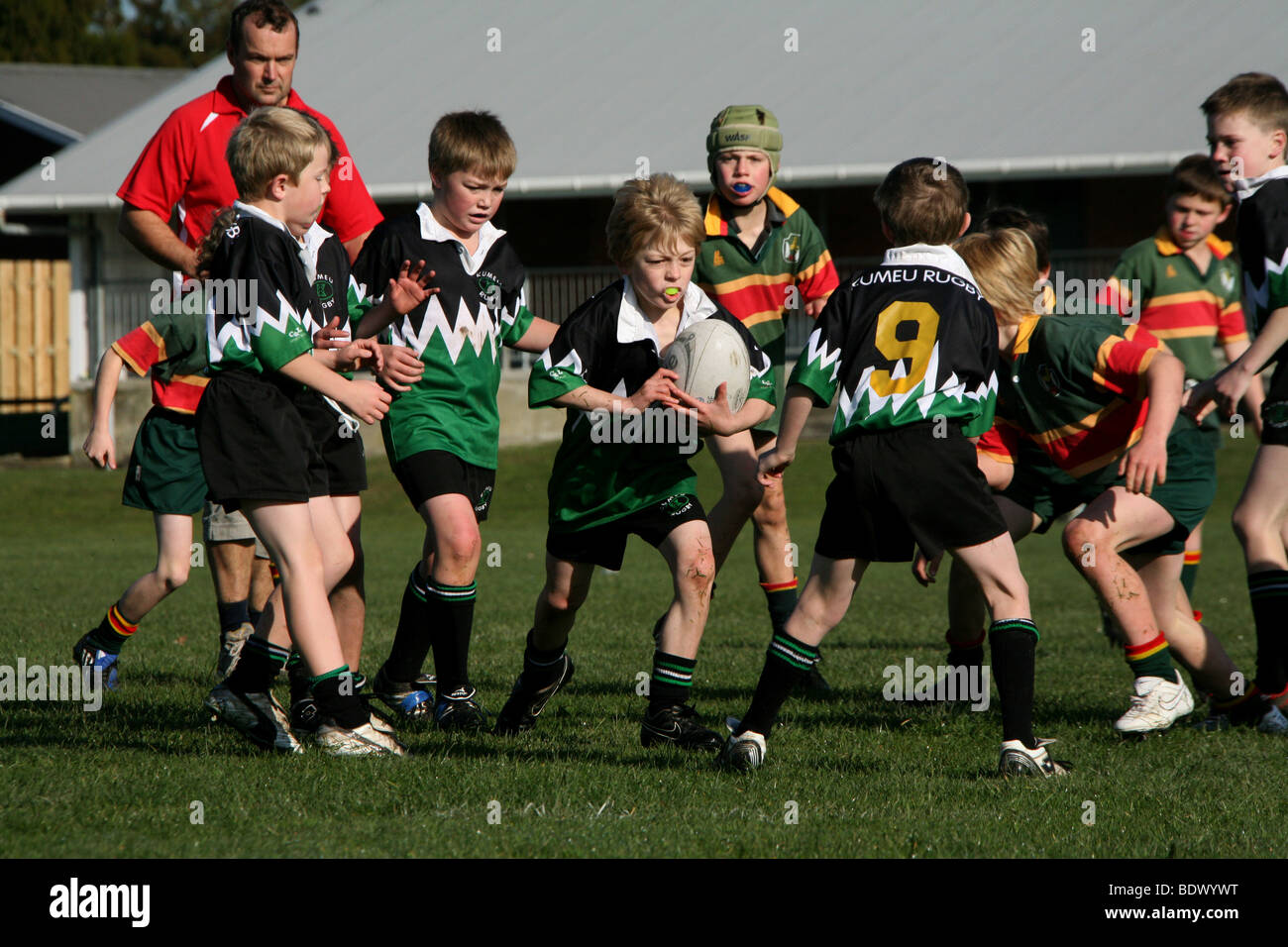 Young Boys spielen Rugby in Neuseeland Stockfoto