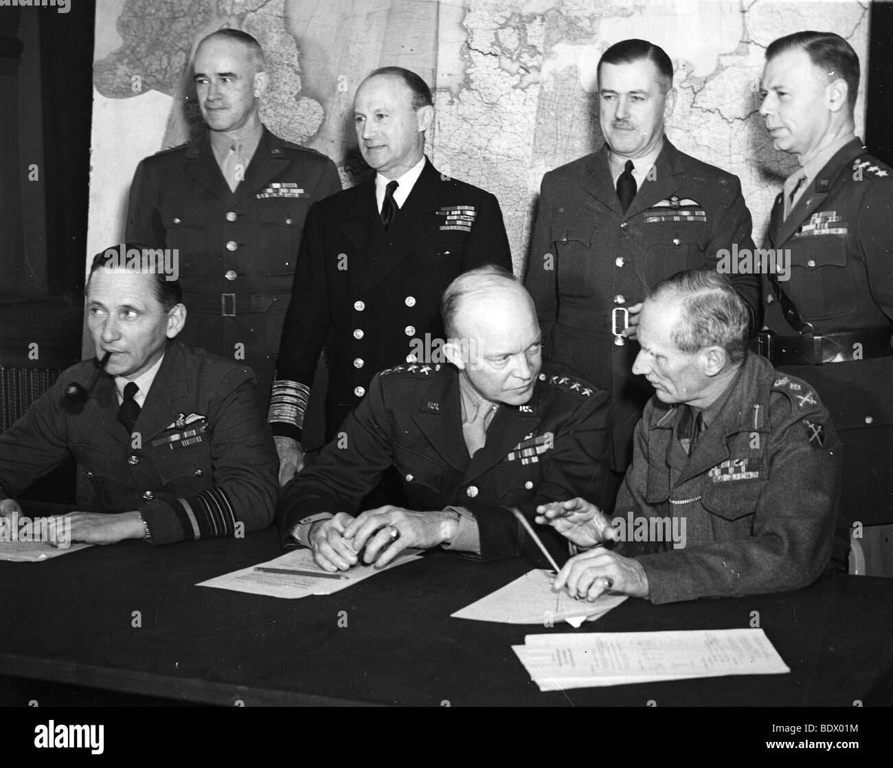 OPERATION OVERLORD Kennzahlen im SHAEF 1944 an Unterseite von l: Luftmarschall Tedder, General Eisenhower und Montgomery Stockfoto