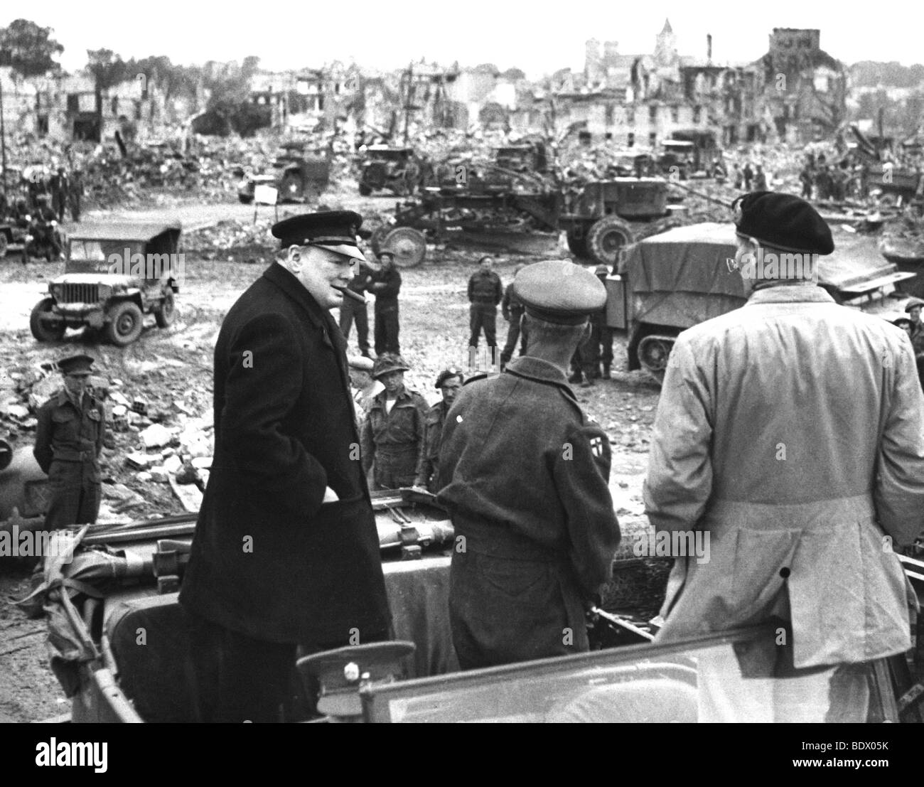 WINSTON CHURCHILL auf der linken Seite und General Montgomery in Frankreich kurz nach 6. Juni 1944 Stockfoto