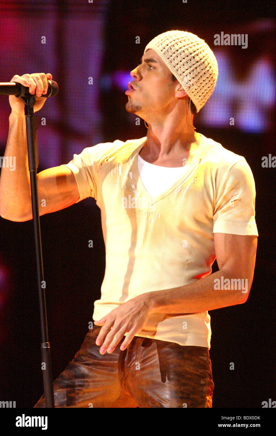 ENRIQUE IGLESIAS - spanische Pop-Sängerin im Oktober 2002 Stockfoto