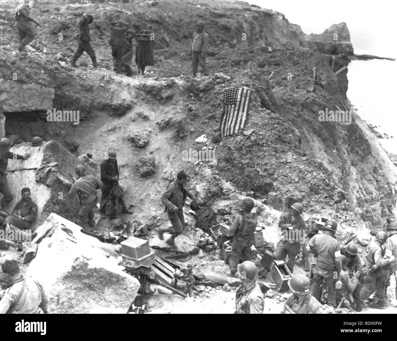 6. Juni 1944 - U.S. 2. Ranger Bataillon Truppen sammeln von Gefangenen nach deren Überfall auf deutsche Batterie bei Pointe du Hoc Stockfoto