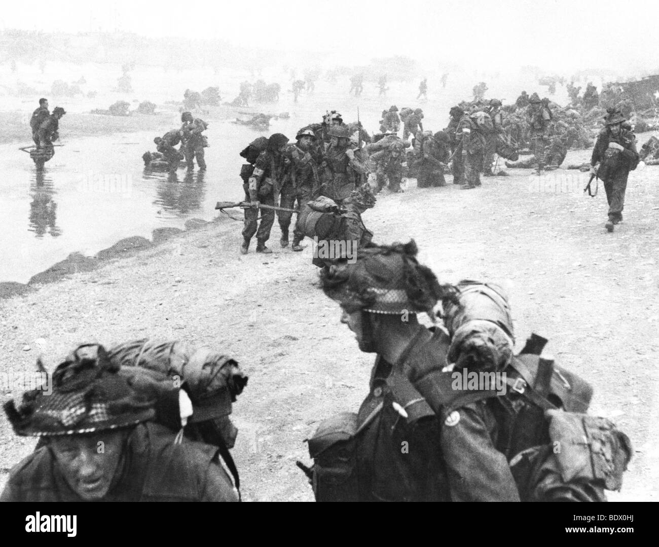 6. Juni 1944 - Strand Nr. 8 Feld Firma, Royal Engineers Kampf an Land auf Queen Sektor des Schwertes. RAMC Soldaten Unterstützung verwundet Stockfoto