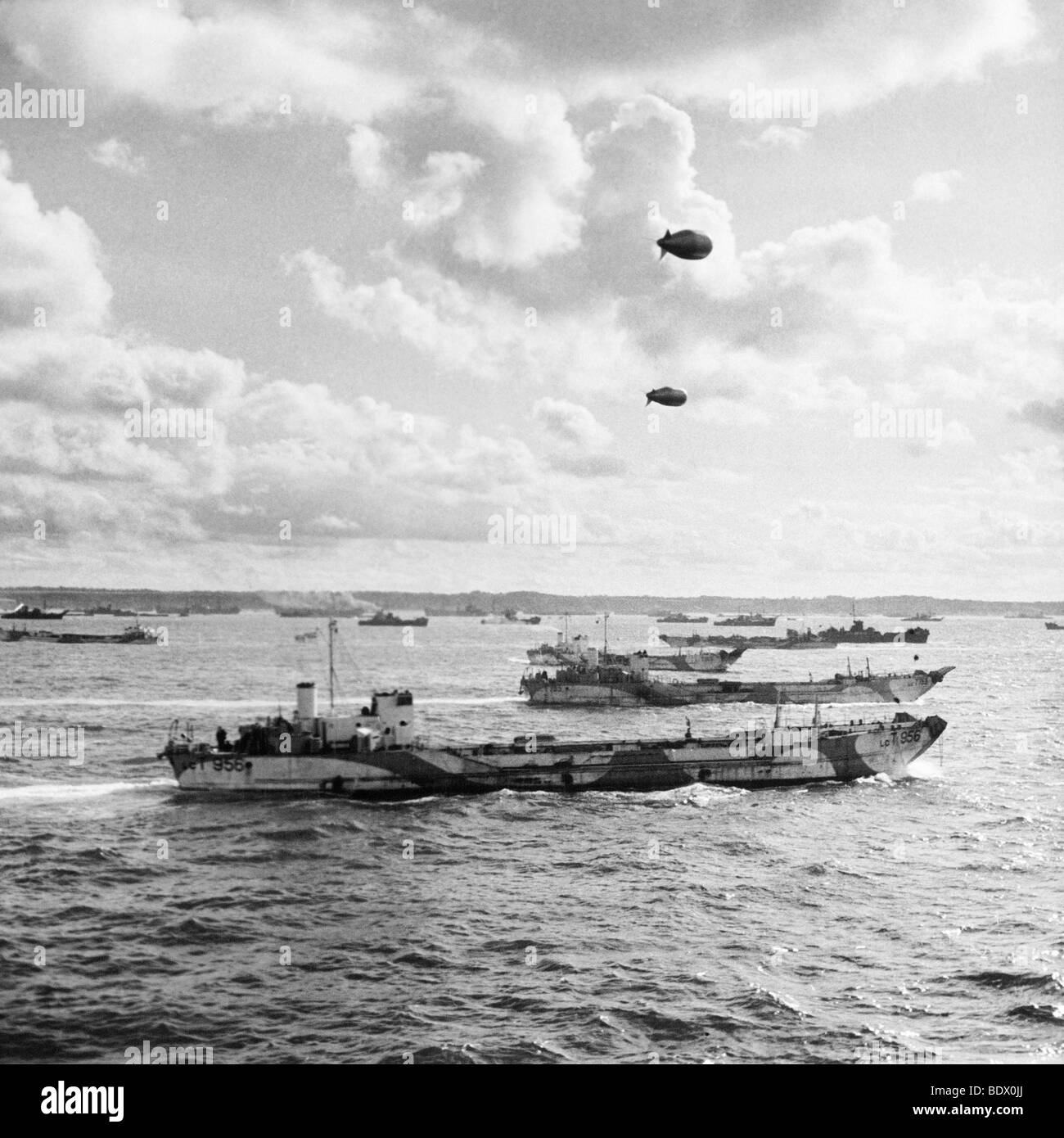 D-Day unter Sperrfeuer Ballon Schutz Alliierten Verstärkungen Kopf über den Kanal nach Frankreich auf 7. Juni 1944 Stockfoto