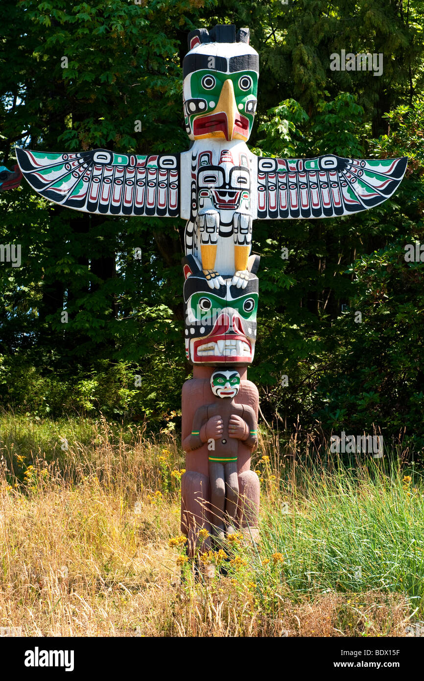 Thunderbird Haus Post Totempfahl im Stanley Park, Vancouver, BC, Kanada.  Original von Charlie James.  Replik von Tony Hunt. Stockfoto
