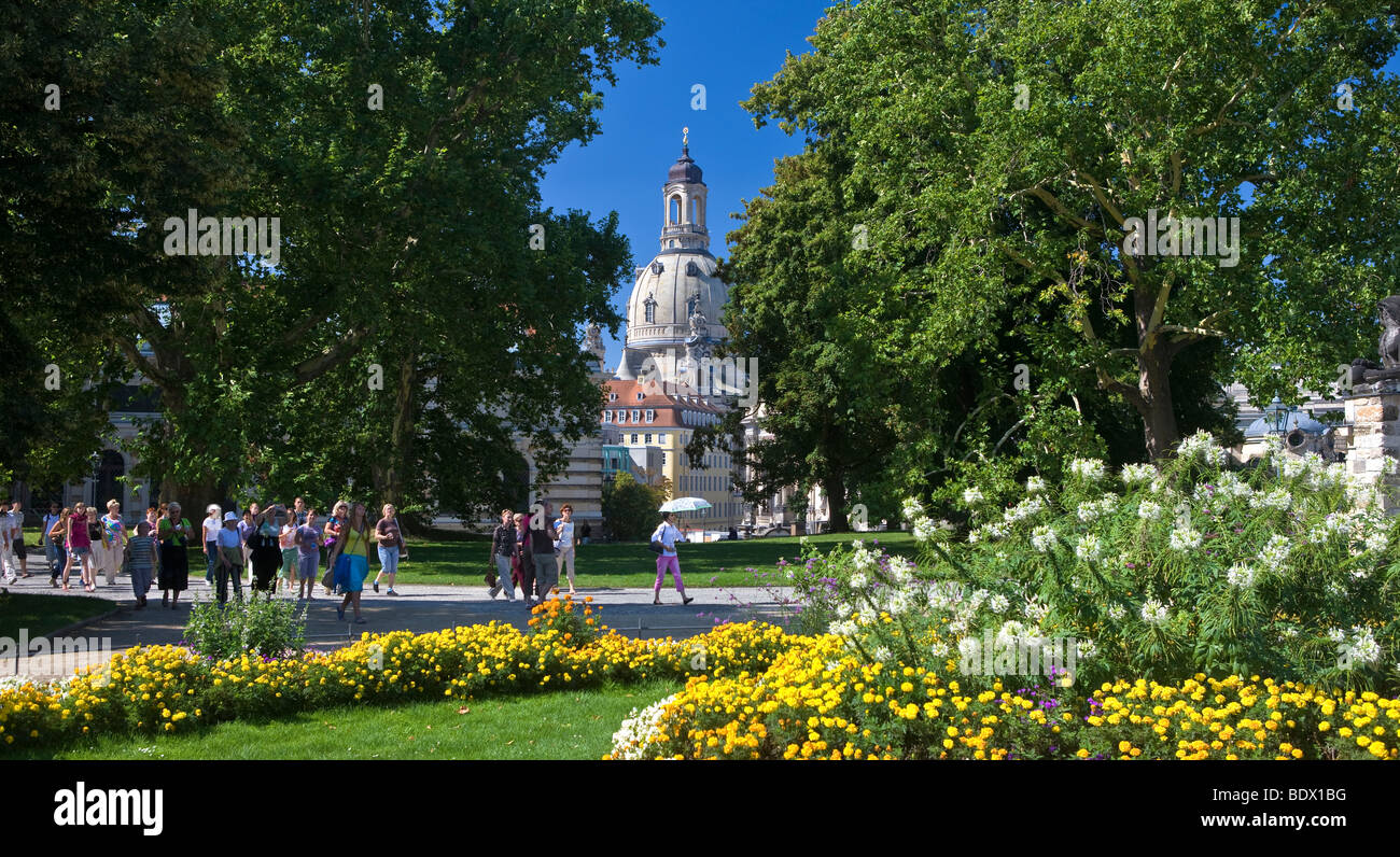 Touristen in Dresden, Hauptstadt des östlichen deutschen Bundesland Sachsen. Die wieder aufgebaute Frauenkirche ist in der Ferne. Stockfoto