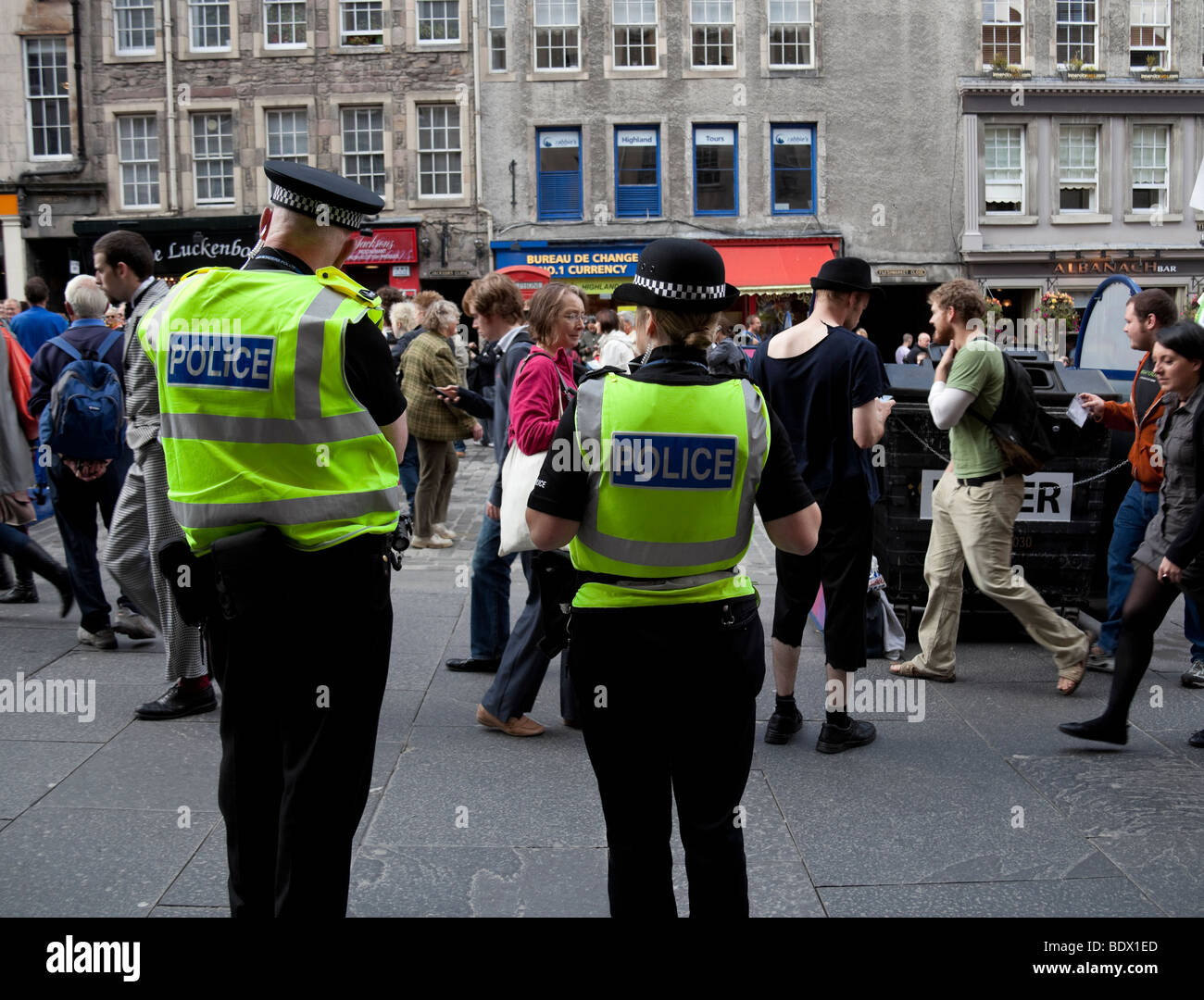 Polizei Mann und Frau Royal Mile Edinburgh Schottland, UK Europe Stockfoto