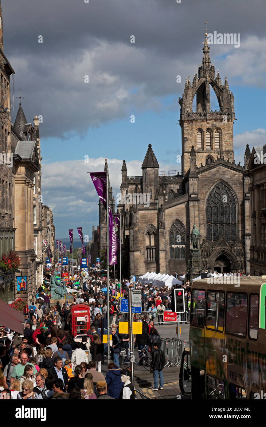 überfüllten Straßen auf Royal Mile in Edinburgh Fringe Festival Schottland, UK, Europa Stockfoto