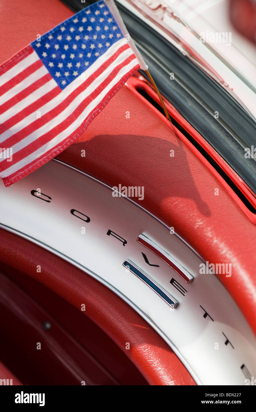 1960 Chevrolet Corvette, amerikanische Oldtimer mit den amerikanischen Sternen und Streifen-Flagge auf dem Armaturenbrett Stockfoto