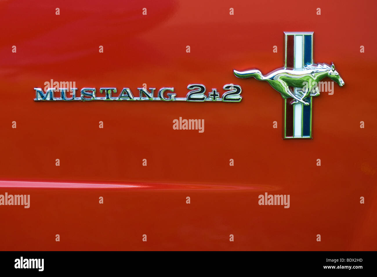 Ford Mustang 2 2 Und Pferd Logo Auf Der Tur Dieses Klassische Amerikanische Auto Stockfotografie Alamy