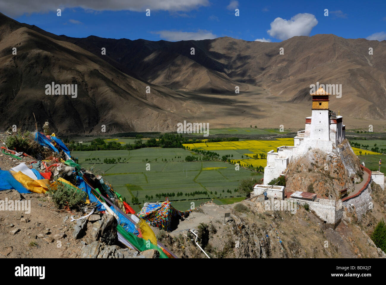 Erste und älteste Festung Tibets, Yumbulagang mit Gebetsfahnen über Yarlung-Tal, Zentral-Tibet, Tibet, China, Asien Stockfoto