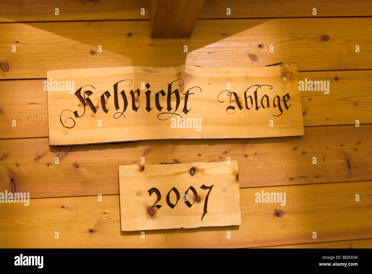 Typisches Holzhaus in Leukerbad, kleinen alten Dorf in der Schweiz, bekannt für seine heilenden Bäder. Stockfoto