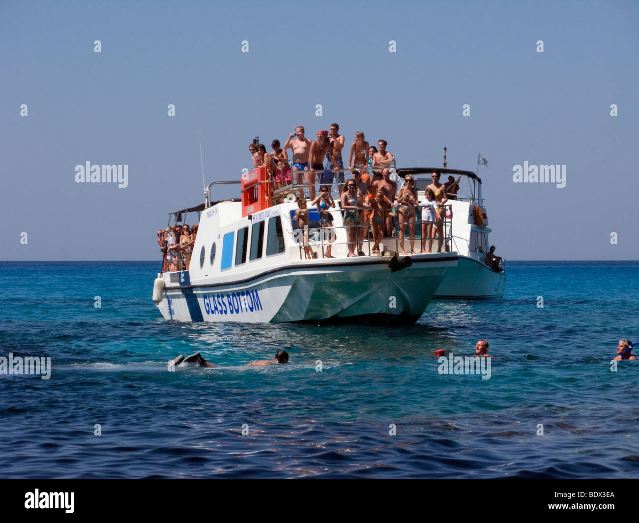 Glasboden-Boot voller Touristen außerhalb von Ayia Napa, Zypern Stockfoto