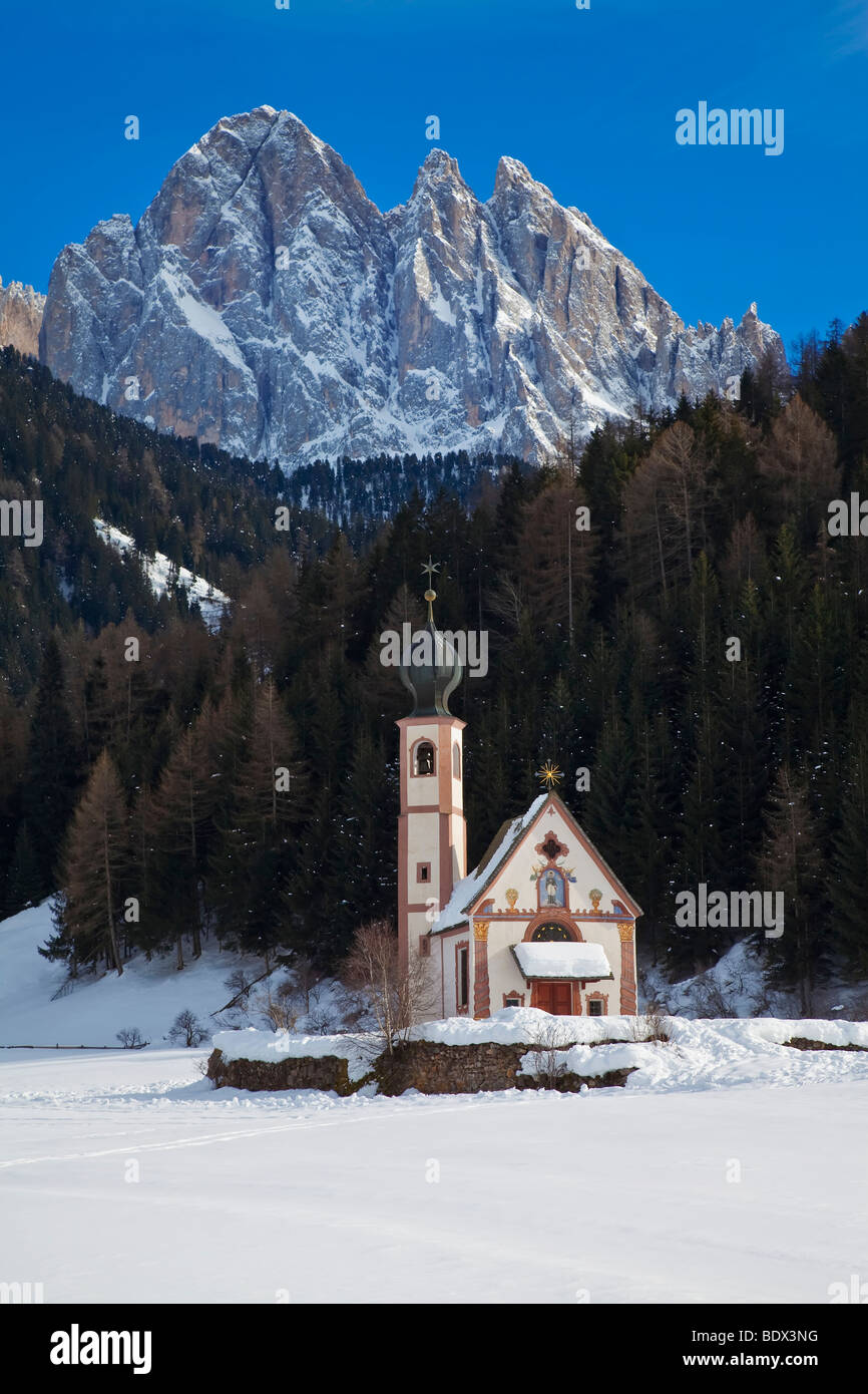 Winterlandschaft von St Johann Church, Ranui in Villnoss, Val di Funes, Dolomiten, Trentino-Südtirol, Tirol, Italien Stockfoto