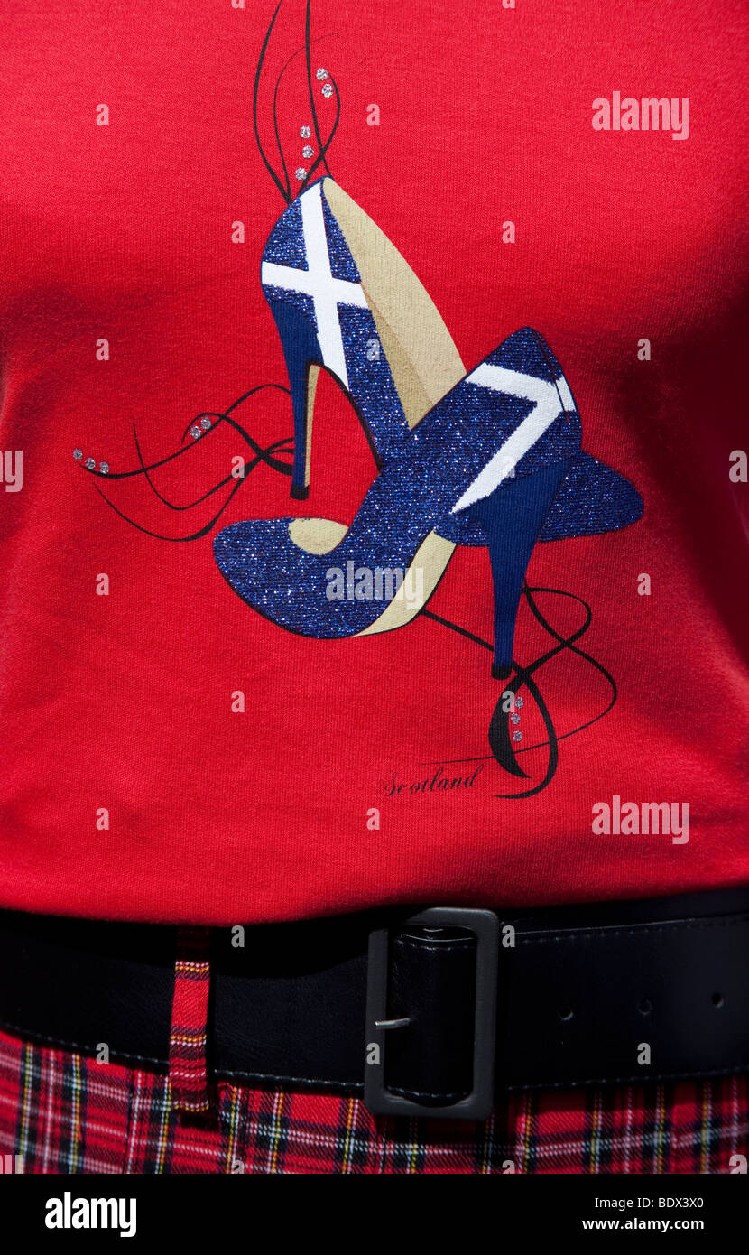 Roter Pullover mit Motiv mit Andreaskreuz Flaggen auf Schuhe Stockfoto