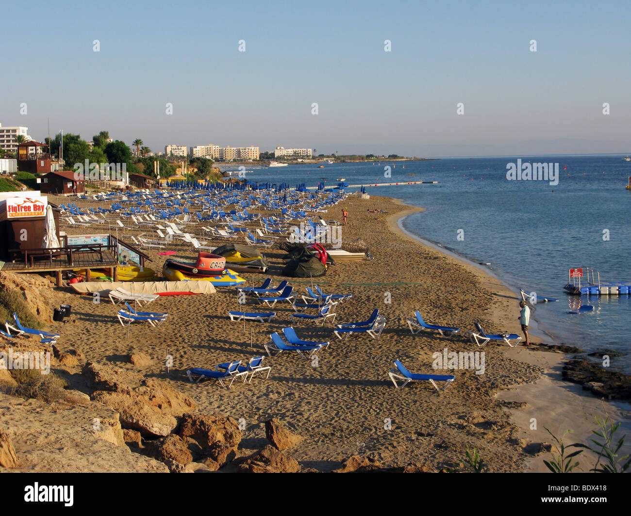Leere liegen in den frühen Morgenstunden am Strand von Fig Tree Bay, im Dorf von Protaras, Zypern. Stockfoto