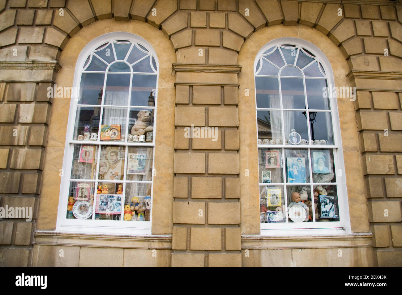 Georgianische Fenster mit britischen Königsfamilie Souvenirs, große Pulteney Street, Bath, Großbritannien Stockfoto