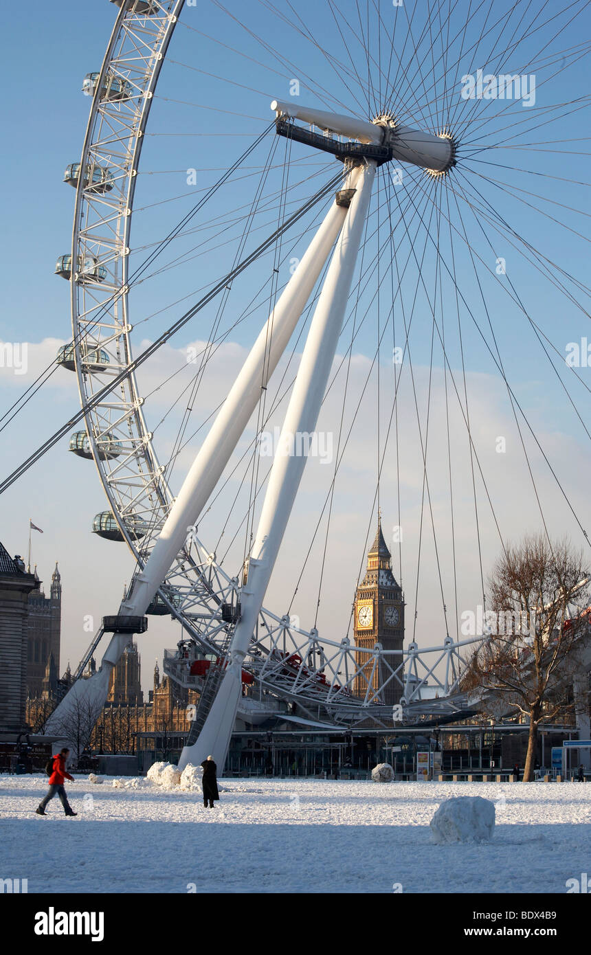 LONDON: BIG BEN UND LONDON EYE IM SCHNEE Stockfoto