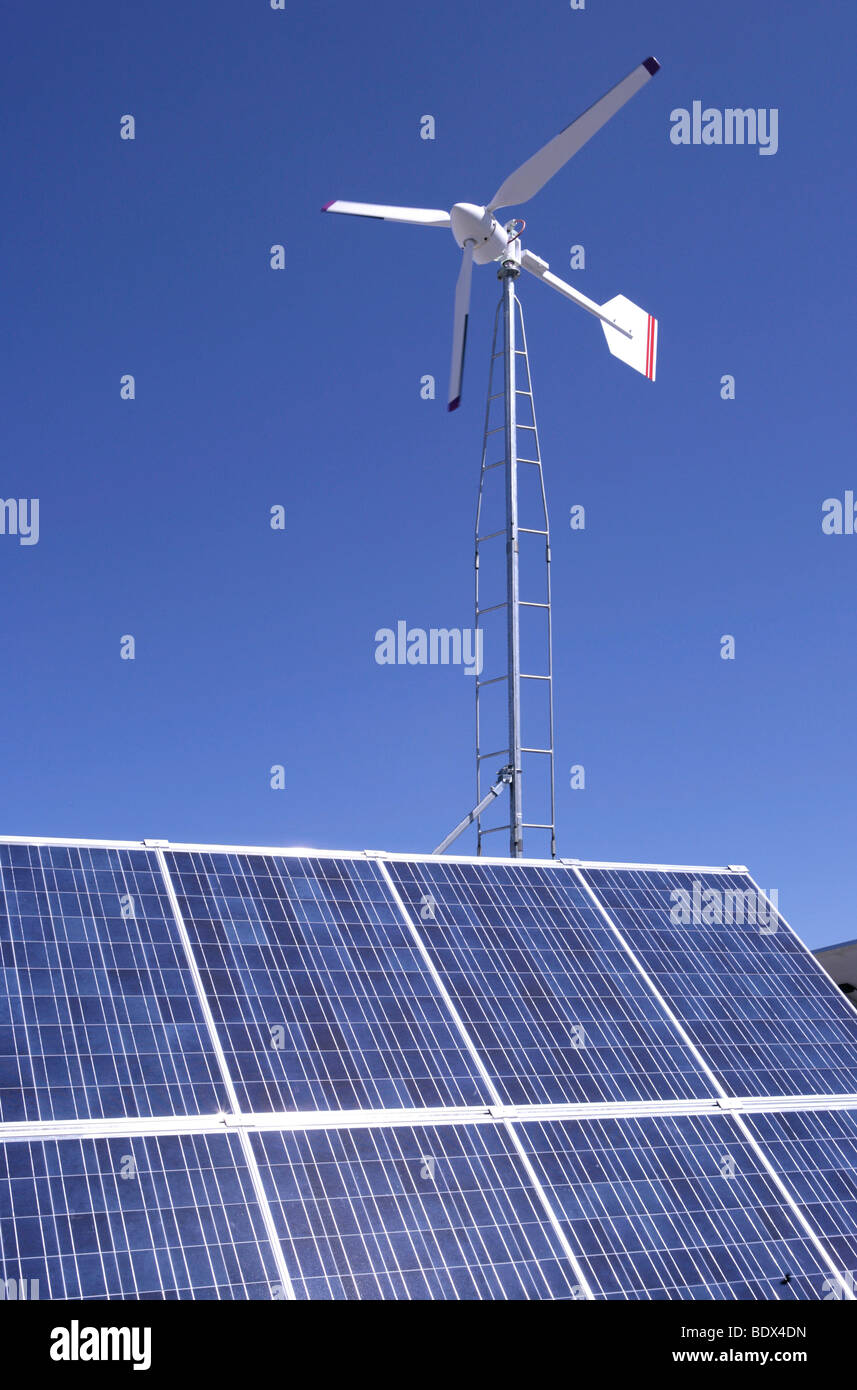 Wind- und Solaranlagen zur Stromerzeugung Stockfoto