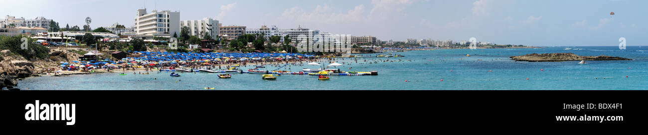 Panorama-Foto am Strand von Fig Tree Bay, im Dorf von Protaras, Zypern. Stockfoto