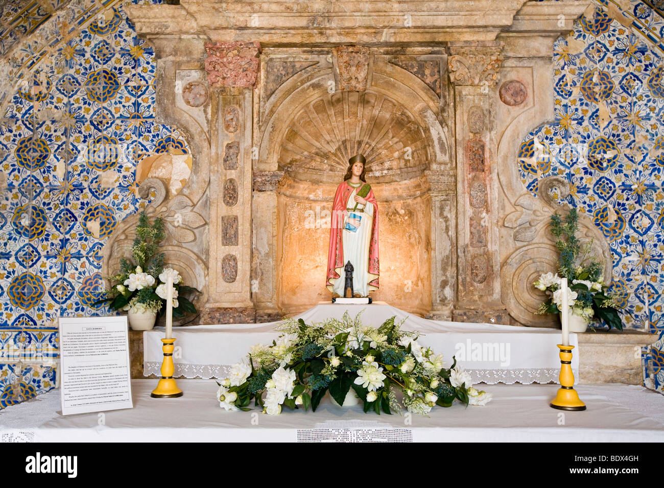 Kapelle mit Keramikfliesen in Fortaleza de Ponta da Bandeira Lagos und der Schutzheiligen Santa Barbara in den Altar geschmückt Stockfoto