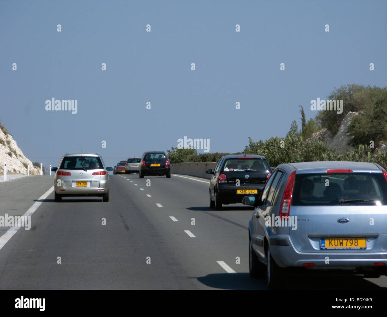 Autos fahren auf der Autobahn in der Nähe von Larnaca, Zypern. Stockfoto