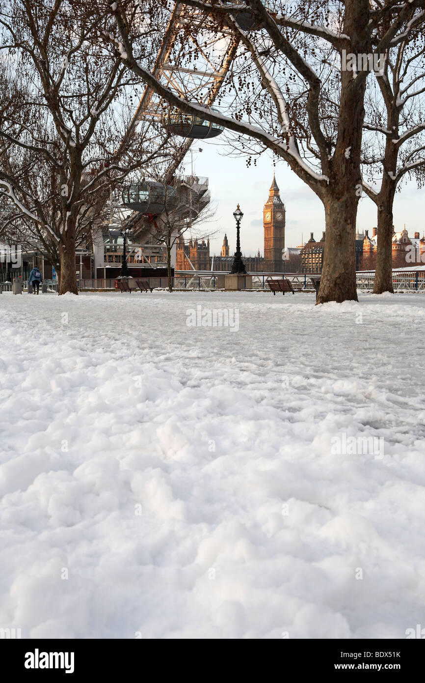 LONDON: BIG BEN UND LONDON EYE IM SCHNEE Stockfoto