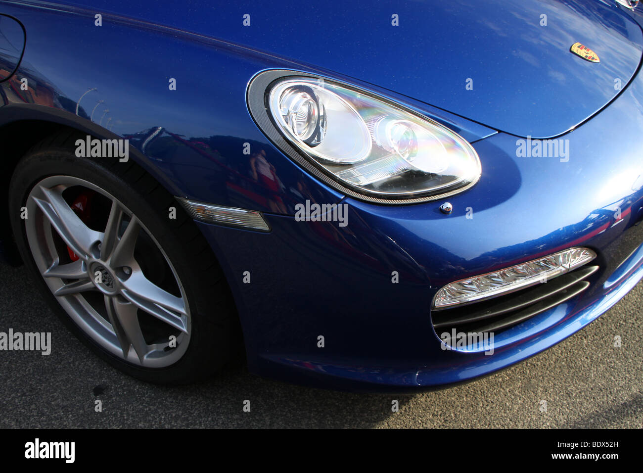 Scheinwerfer von einem blauen Porsche Boxster S Stockfoto