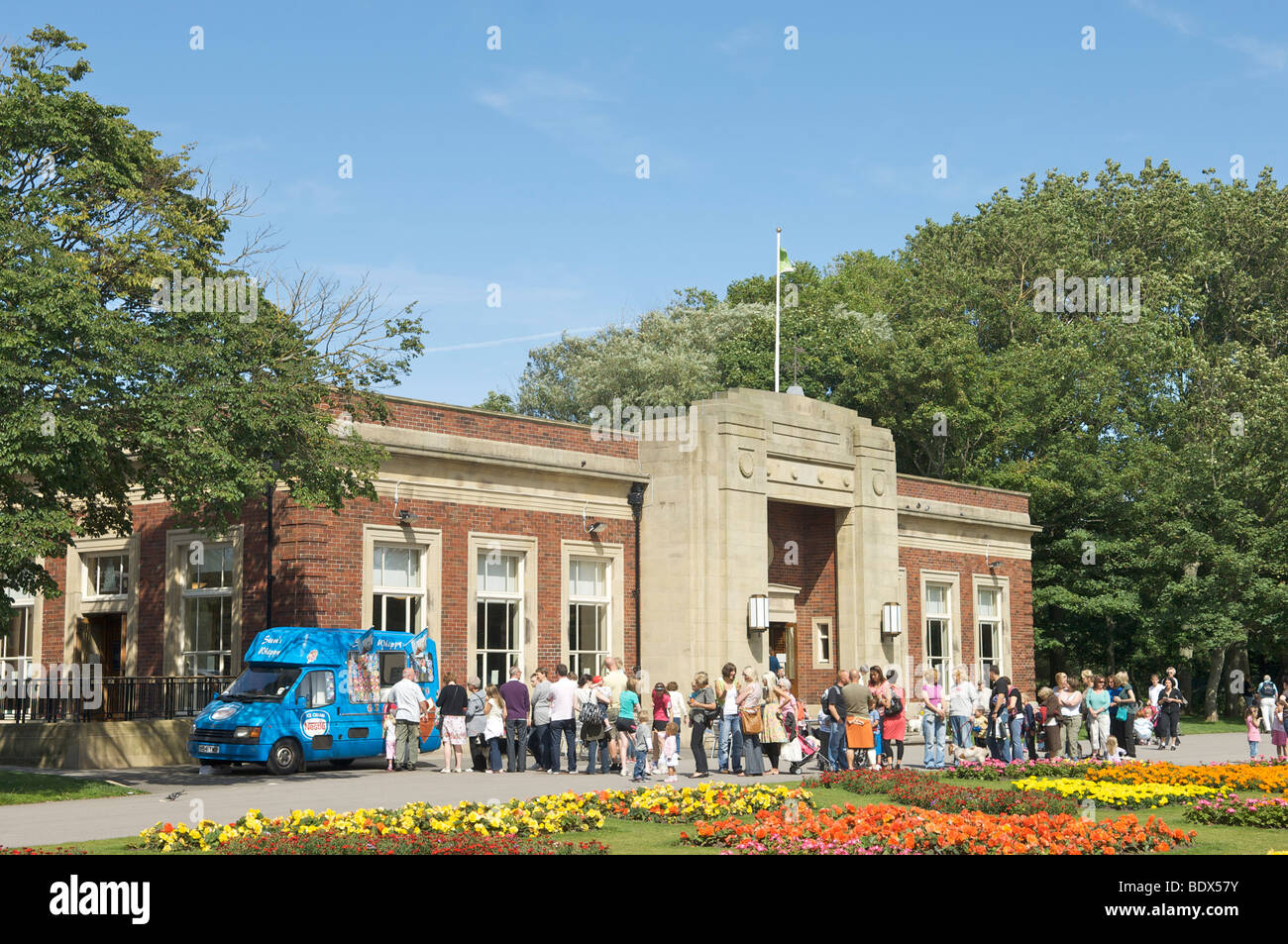 Schlange stehen Sie am Eiswagen im Park an einem heißen Sommertag Stockfoto