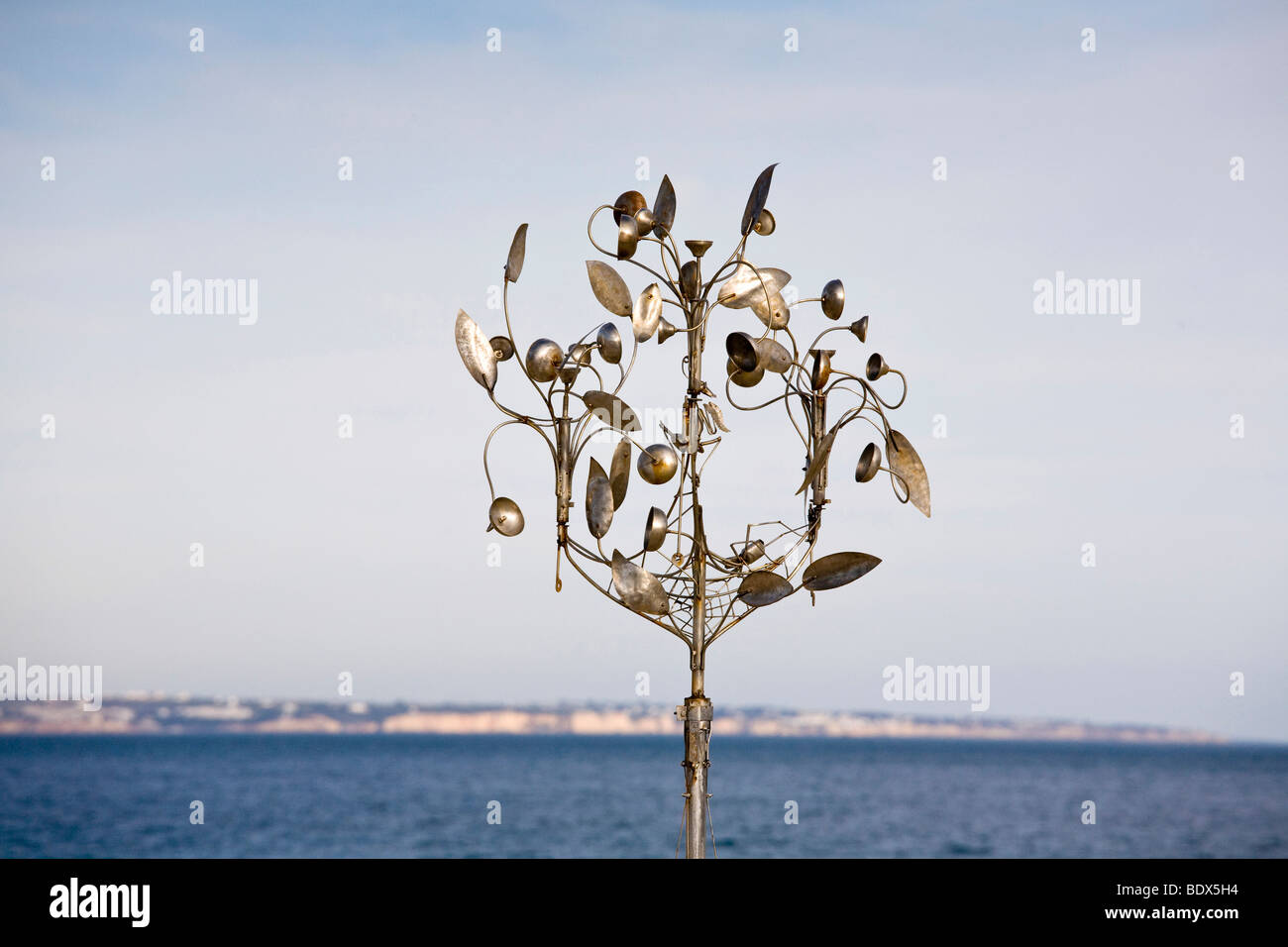 "Caminhos do Vento" Kunst, Skulpturen von Jose Maria S. Pereira bei einer Ausstellung in Fortaleza da Ponta da Bandeira Lagos, Algarve, Stockfoto