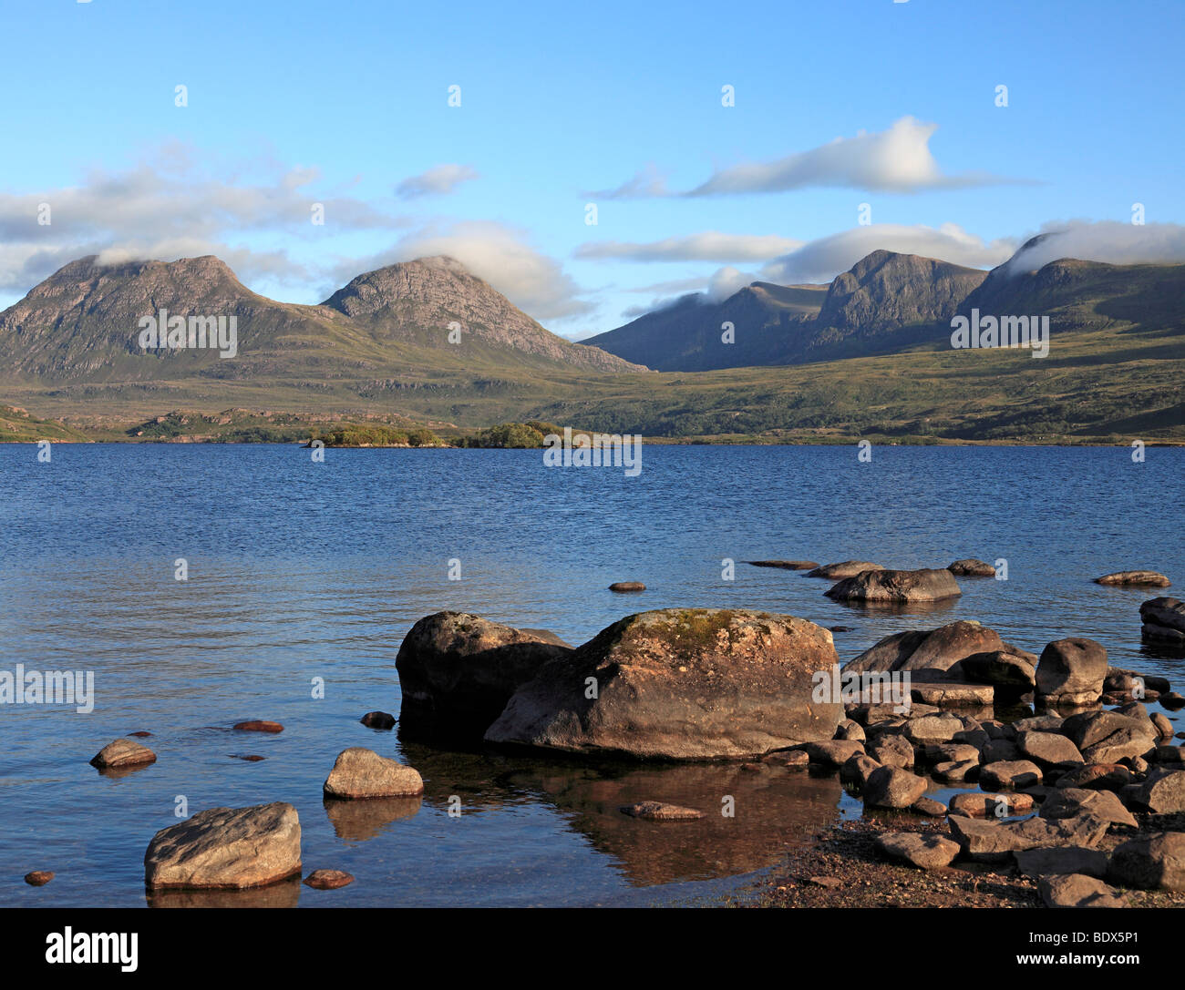 Blick auf Ben More im goldenen Abendlicht am Loch Lurgainn, in der Nähe von Achiltibuie, Coigach, Ross-Shire, Scotland Stockfoto