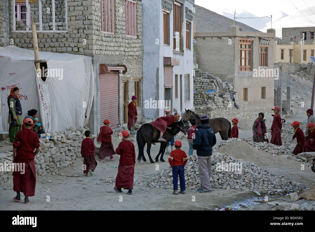 Menschen auf der Straße. Korzok Dorf. Ladakh. Indien Stockfoto